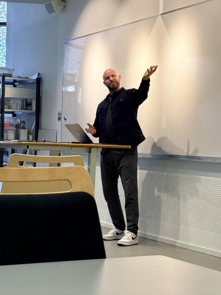Lars Nielsen underviser under vibe coding workshop